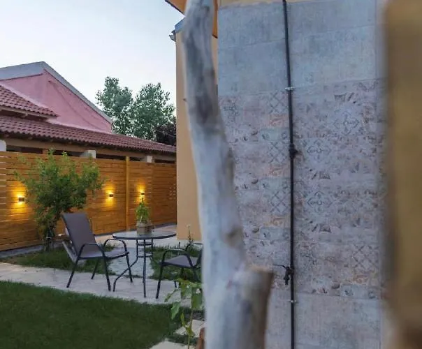 Burnelia Garden House Case de vacanță