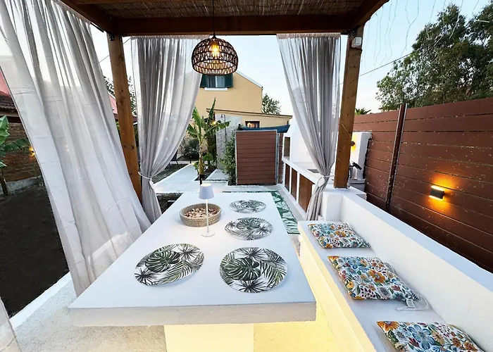 Burnelia Garden House Case de vacanță