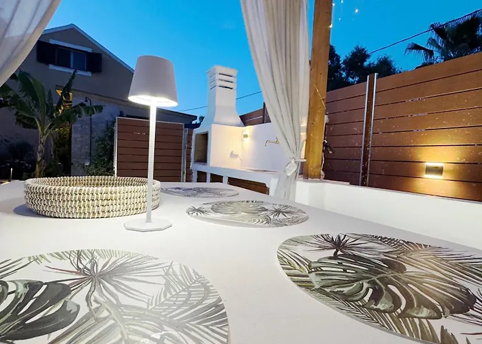 Burnelia Garden House *