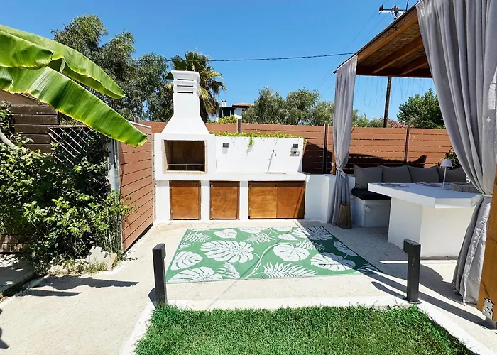 Burnelia Garden House Case de vacanță Lefkimmi