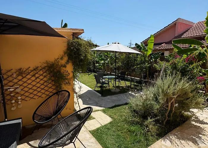 Burnelia Garden House Case de vacanță