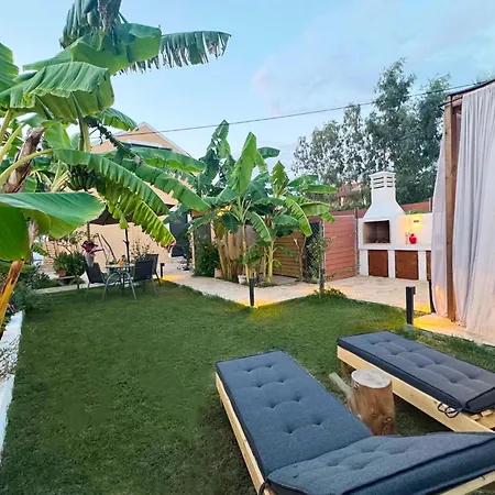 Burnelia Garden House Ferienhaus