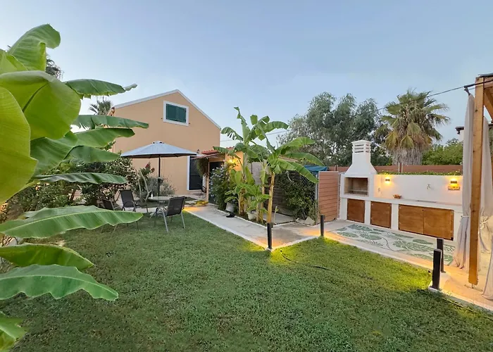 Burnelia Garden House Case de vacanță *